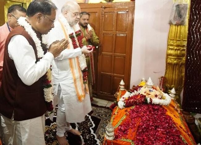 केंद्रीय गृह मंत्री अमित शाह और मुख्यमंत्री विष्णुदेव साय ने मां दंतेश्वरी की पूजा-अर्चना कर देश-प्रदेश की सुख-शांति, समृद्धि और खुशहाली का मांगा आशीर्वाद
