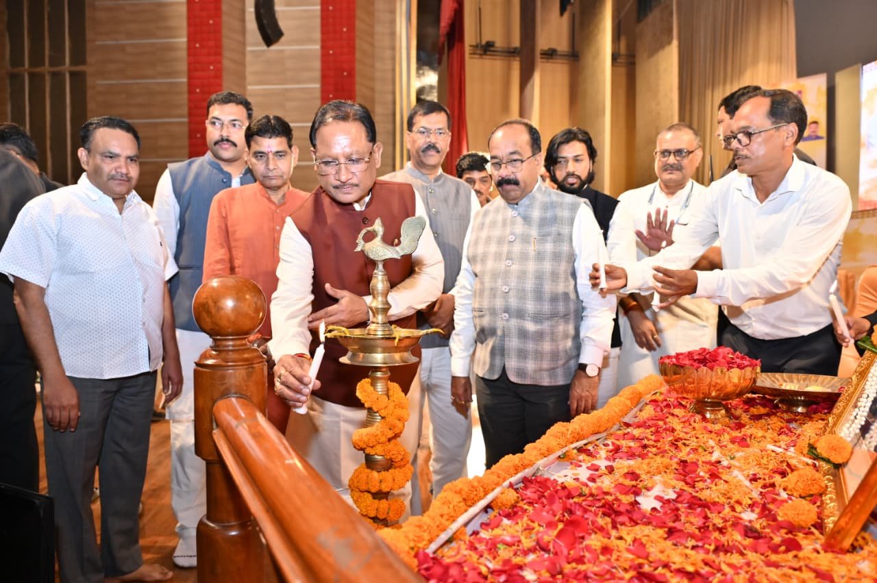 प्रभु श्रीराम की ननिहाल और माता शबरी की पावन भूमि पर राज्य स्तरीय युवा कवि सम्मेलन, मुख्यमंत्री विष्णु देव साय बोले – छत्तीसगढ़ सदा से रही है साहित्य और संस्कृति की धरा