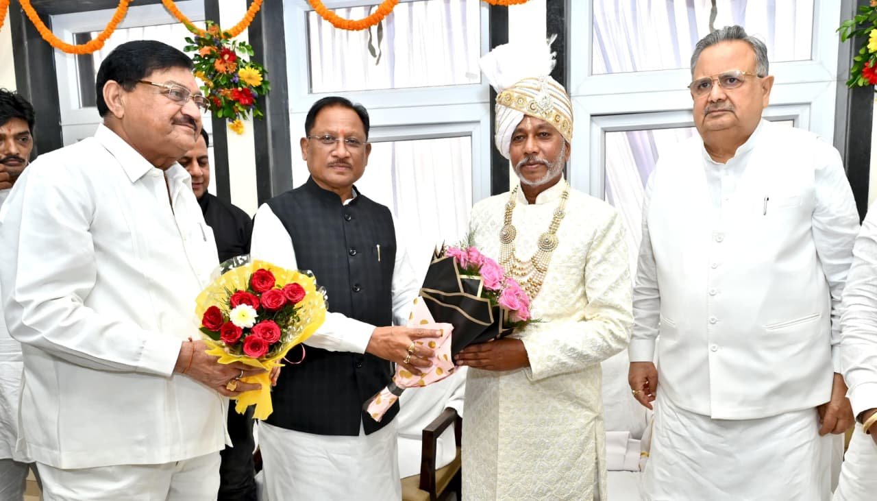 मुख्यमंत्री विष्णु देव साय गुरु खुशवंत साहेब के गृहप्रवेश कार्यक्रम में हुए शामिल, धर्मगुरु गुरु बालदास साहेब को दी जन्मदिन की शुभकामनाएं 1 मुख्यमंत्री विष्णु देव साय गुरु खुशवंत साहेब के गृहप्रवेश कार्यक्रम में हुए शामिल, धर्मगुरु गुरु बालदास साहेब को दी जन्मदिन की शुभकामनाएं