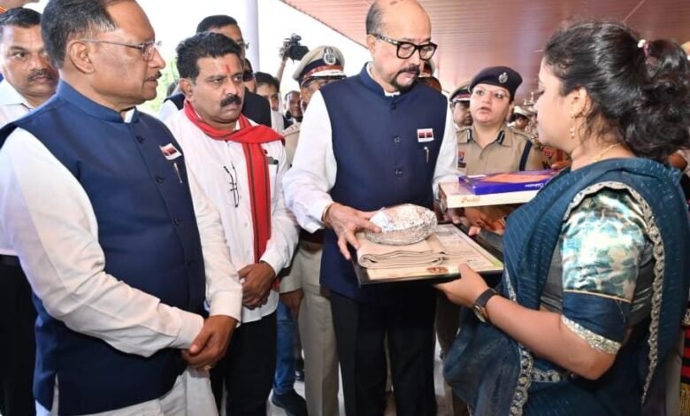 पुलिस स्मृति दिवस परेड में हुए शामिल राज्यपाल रमेन डेका और मुख्यमंत्री विष्णु देव साय, शहीद स्मारक में पुष्पचक्र अर्पित कर शहीद जवानों को दी भावभीनी श्रद्धांजलि 8 पुलिस स्मृति दिवस परेड में हुए शामिल राज्यपाल रमेन डेका और मुख्यमंत्री विष्णु देव साय, शहीद स्मारक में पुष्पचक्र अर्पित कर शहीद जवानों को दी भावभीनी श्रद्धांजलि