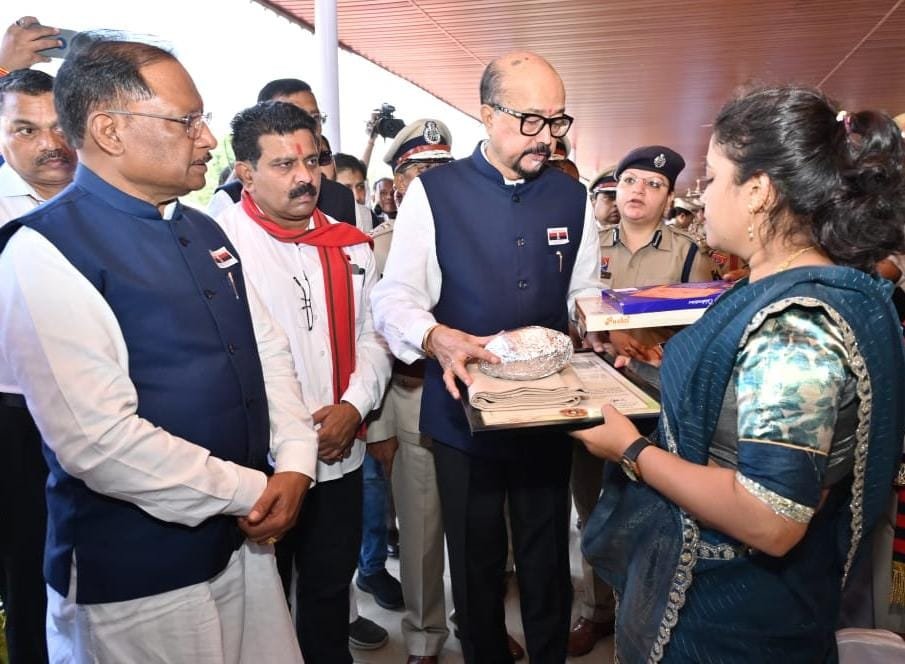 पुलिस स्मृति दिवस परेड में हुए शामिल राज्यपाल रमेन डेका और मुख्यमंत्री विष्णु देव साय, शहीद स्मारक में पुष्पचक्र अर्पित कर शहीद जवानों को दी भावभीनी श्रद्धांजलि