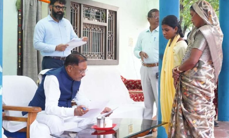 मुख्यमंत्री विष्णु देव साय ने बगिया में सुनी आम जनता की समस्याएं 6 मुख्यमंत्री विष्णु देव साय ने बगिया में सुनी आम जनता की समस्याएं