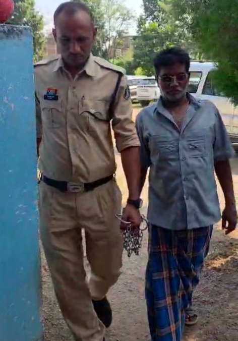 कवर्धा जिले के सोढा गांव में आपसी विवाद बना जानलेवा, पति ने की पत्नी की हत्या, आरोपी गिरफ्तार 1 कवर्धा जिले के सोढा गांव में आपसी विवाद बना जानलेवा, पति ने की पत्नी की हत्या, आरोपी गिरफ्तार