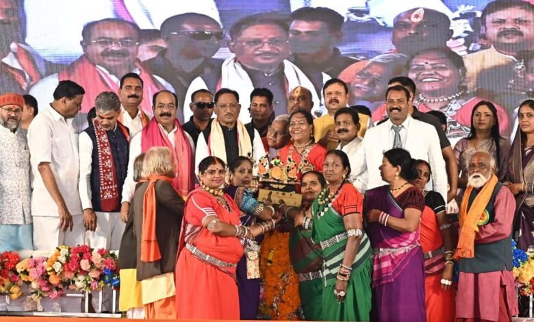 विकास के संकल्प के साथ मुख्यमंत्री विष्णु देव साय ने पंडवानी महासम्मेलन के समापन पर की अनेक घोषणाएं; शिक्षा, ग्राम सुधार और अधोसंरचना को मिलेगा नया विस्तार 1 विकास के संकल्प के साथ मुख्यमंत्री विष्णु देव साय ने पंडवानी महासम्मेलन के समापन पर की अनेक घोषणाएं; शिक्षा, ग्राम सुधार और अधोसंरचना को मिलेगा नया विस्तार