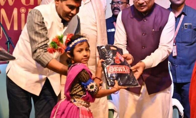मुख्यमंत्री ने दिव्यांग बच्चों के संग बांटी दीपावली की खुशियां 10 1761498632 7a5a4c6d022d424e86f2