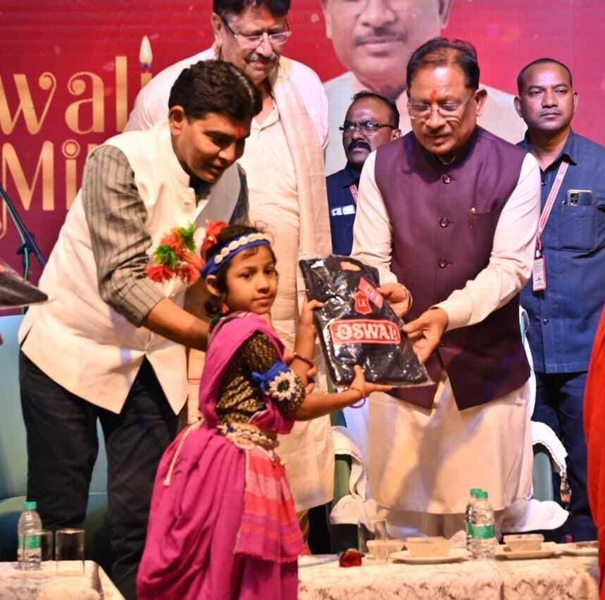 मुख्यमंत्री ने दिव्यांग बच्चों के संग बांटी दीपावली की खुशियां 1 1761498632 7a5a4c6d022d424e86f2