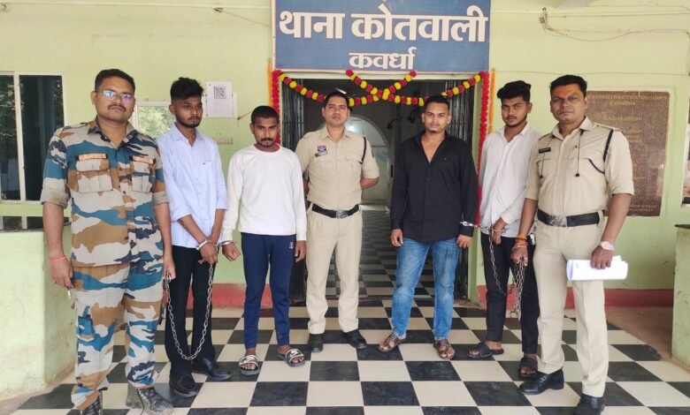 शहर में सड़क पर पटाखे फोड़कर दिखावा करने वाले चार युवक गिरफ्तार — कबीरधाम पुलिस की सख्त कार्रवाई 11 96bd1aa5 2eb3 4a8d 86f9 f6caf9b2dd7a