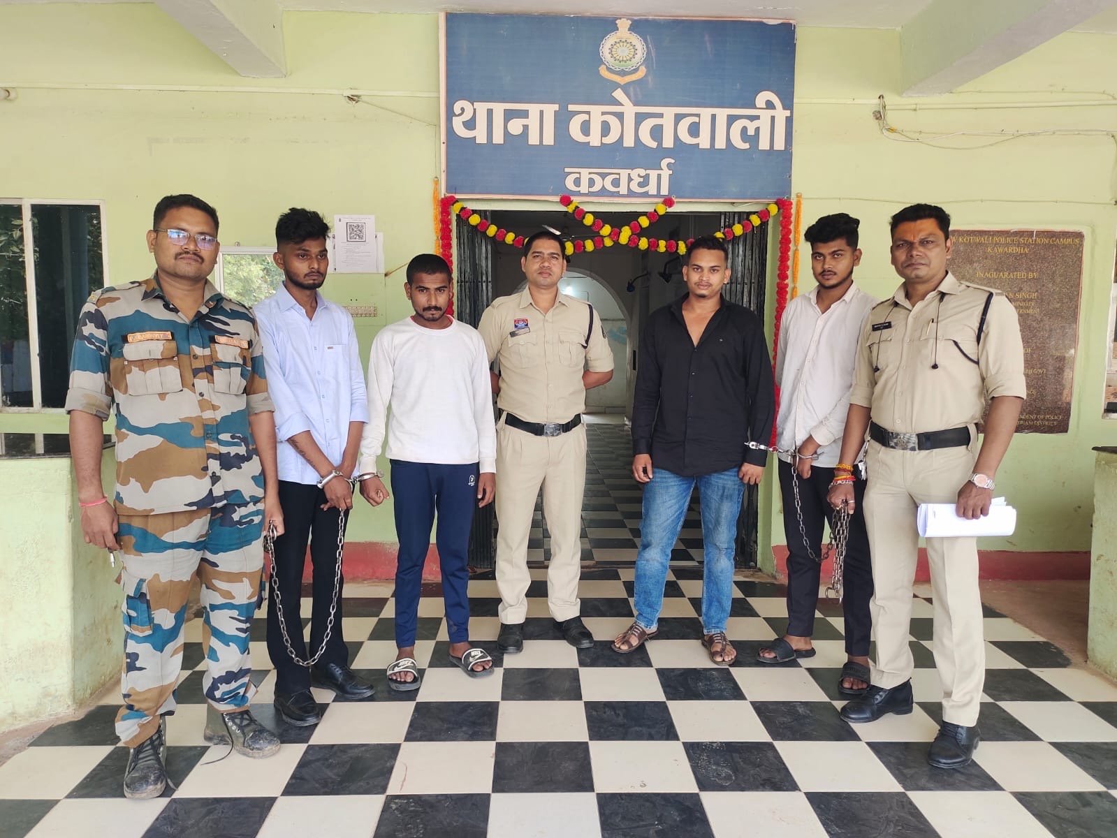 शहर में सड़क पर पटाखे फोड़कर दिखावा करने वाले चार युवक गिरफ्तार — कबीरधाम पुलिस की सख्त कार्रवाई 1 96bd1aa5 2eb3 4a8d 86f9 f6caf9b2dd7a