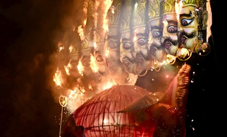 डब्लू आर एस कॉलोनी में रावण दहन: राज्यपाल रमेन डेका और मुख्यमंत्री विष्णु देव साय की उपस्थिति में उमड़ा उत्साह 14 IMG 20251002 WA0097