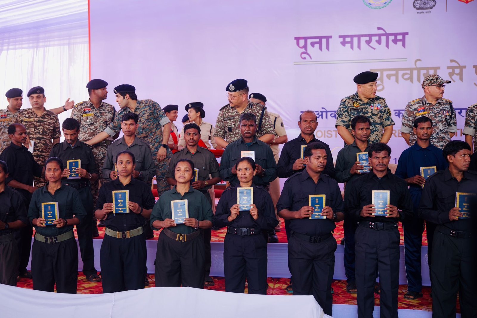 बस्तर में ऐतिहासिक आत्मसमर्पण: पूना मारगेम के तहत 210 माओवादी कैडर मुख्यधारा में लौटे, डीजीपी बोले – अब यह साथी शांति और विकास के दूत बनेंगे 1 बस्तर में ऐतिहासिक आत्मसमर्पण: पूना मारगेम के तहत 210 माओवादी कैडर मुख्यधारा में लौटे, डीजीपी बोले – अब यह साथी शांति और विकास के दूत बनेंगे