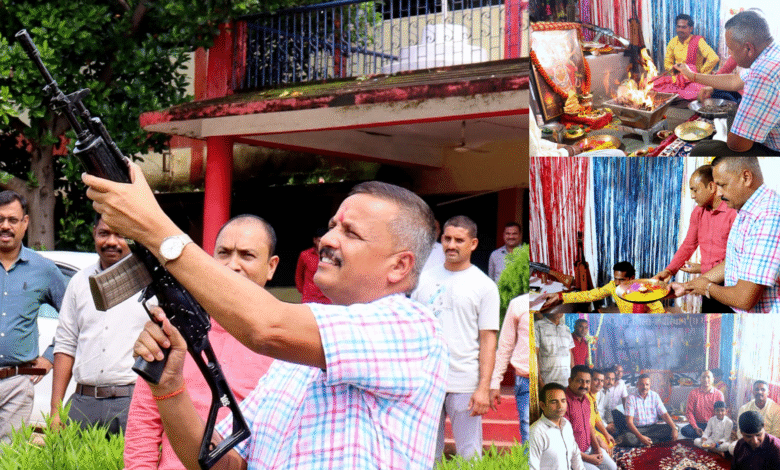 कबीरधाम में विजयदशमी पर पुलिस ने किया पारंपरिक शस्त्र पूजन 19 कबीरधाम में विजयदशमी पर पुलिस ने किया पारंपरिक शस्त्र पूजन