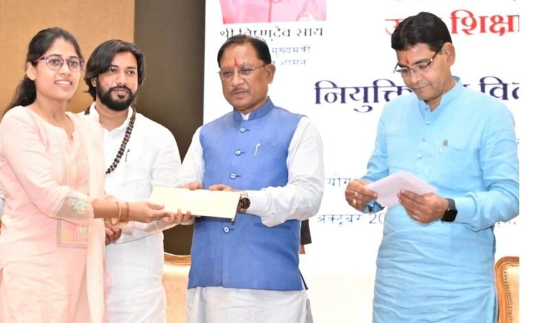 मुख्यमंत्री विष्णु देव साय ने उच्च शिक्षा विभाग में प्रयोगशाला तकनीशियन के पद पर चयनित 233 अभ्यर्थियों को प्रदान किए नियुक्ति पत्र 10 img 1552