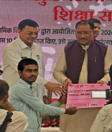 मुख्यमंत्री नोनी बाबू मेधावी शिक्षा सहायता योजना से बिट्टू का संवर रहा भविष्य, श्रमिक परिवार को आर्थिक सहायता से उच्च शिक्षा में मिली मदद 1 img 1721