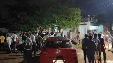 शिवलिंग अपमान का मामला, आक्रोशित भीड़ ने मुस्लिम बस्ती में की तोड़फोड़ 3 मुस्लिम युवक ने शिवलिंग पर पेशाब किया: देर रात बवाल, हिंदू संगठन ने मुस्लिम बस्ती में किया तोड़फोड़ हेडलाइंस केसे हे