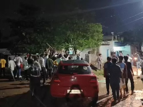 शिवलिंग अपमान का मामला, आक्रोशित भीड़ ने मुस्लिम बस्ती में की तोड़फोड़ 1 मुस्लिम युवक ने शिवलिंग पर पेशाब किया: देर रात बवाल, हिंदू संगठन ने मुस्लिम बस्ती में किया तोड़फोड़ हेडलाइंस केसे हे