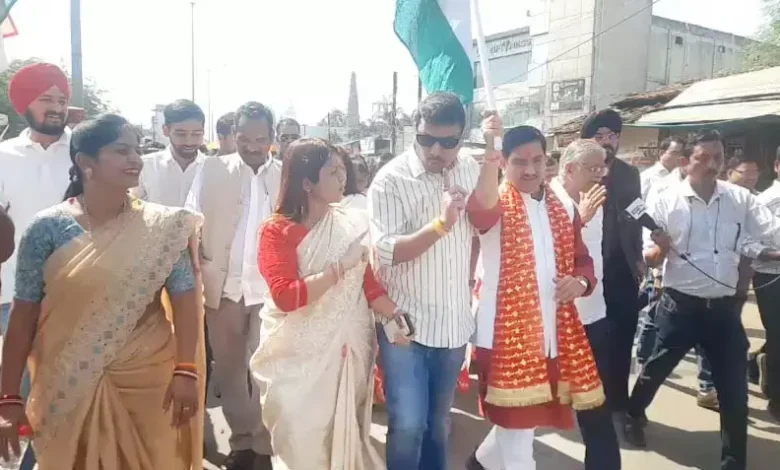 विधायक और प्रदेश मंत्री में सरेआम नोंकझोंक; केंद्रीय मंत्री ने संभाला मामला, यूनिटी मार्च में दिखी “डिविजन” की तस्वीर 7 विधायक और प्रदेश मंत्री में सरेआम नोंकझोंक; केंद्रीय मंत्री ने संभाला मामला, यूनिटी मार्च में दिखी “डिविजन” की तस्वीर