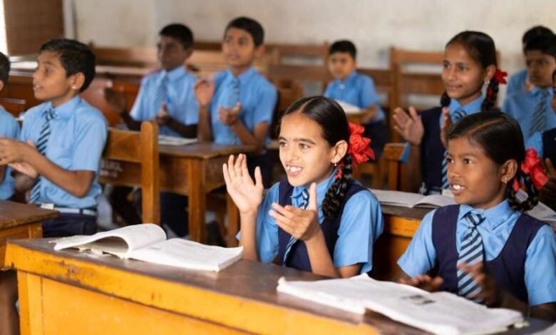 स्कूल यूनिफॉर्म के रंग में बदलाव: नए सत्र से बच्चे पहनेंगे चेक ब्लू शर्ट और स्लेटी पैंट-ट्यूनिक, 58 लाख गणवेश की सिलाई शुरू 9 स्कूल यूनिफॉर्म के रंग में बदलाव: नए सत्र से बच्चे पहनेंगे चेक ब्लू शर्ट और स्लेटी पैंट-ट्यूनिक, 58 लाख गणवेश की सिलाई शुरू