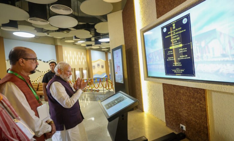 प्रधानमंत्री नरेंद्र मोदी ने शहीद वीर नारायण सिंह स्मारक सह जनजातीय स्वतंत्रता संग्राम सेनानी संग्रहालय का किया लोकार्पण 10 1762015624 b6cea5a68791d6e8ab89
