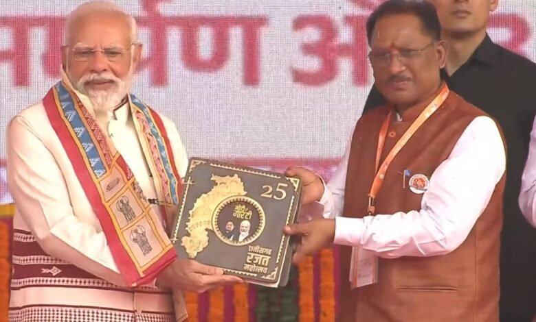 प्रधानमंत्री नरेंद्र मोदी ने 'कॉफ़ी टेबल बुक’ का किया विमोचन:छत्तीसगढ़ की विकास यात्रा और ‘मोदी की गारंटी’ का दस्तावेज़ 22 1762018493 356aa2a73da70191cf38