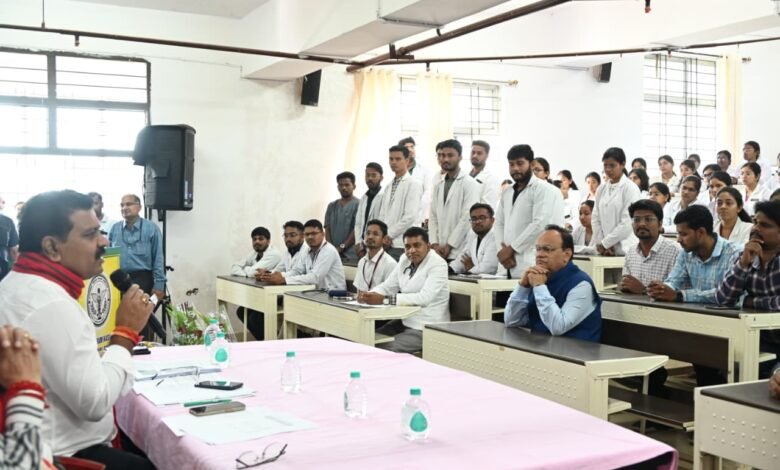 बस्तर संभाग के संवेदनशील ग्रामों में बेहतर स्वास्थ्य सेवाओं के संबंध में उपमुख्यमंत्री विजय शर्मा ने की चिकित्सकों से चर्चा 13 बस्तर संभाग के संवेदनशील ग्रामों में बेहतर स्वास्थ्य सेवाओं के संबंध में उपमुख्यमंत्री विजय शर्मा ने की चिकित्सकों से चर्चा