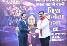 उपमुख्यमंत्री विजय शर्मा मिले वर्ल्ड कप विजेता भारतीय महिला क्रिकेट टीम की फिजियोथेरेपिस्ट आकांक्षा सत्यवंशी से; दी शौर्य के प्रतीक के रूप में गदा, कहा हनुमान जी की सदैव रही कृपा