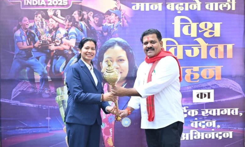 उपमुख्यमंत्री विजय शर्मा मिले वर्ल्ड कप विजेता भारतीय महिला क्रिकेट टीम की फिजियोथेरेपिस्ट आकांक्षा सत्यवंशी से; दी शौर्य के प्रतीक के रूप में गदा, कहा हनुमान जी की सदैव रही कृपा 6 उपमुख्यमंत्री विजय शर्मा मिले वर्ल्ड कप विजेता भारतीय महिला क्रिकेट टीम की फिजियोथेरेपिस्ट आकांक्षा सत्यवंशी से; दी शौर्य के प्रतीक के रूप में गदा, कहा हनुमान जी की सदैव रही कृपा
