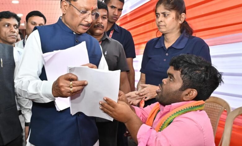 जनदर्शन : मुख्यमंत्री विष्णु देव साय ने आमजन की समस्याएँ सुनीं, मौके पर दिए त्वरित समाधान 7 जनदर्शन : मुख्यमंत्री विष्णु देव साय ने आमजन की समस्याएँ सुनीं, मौके पर दिए त्वरित समाधान