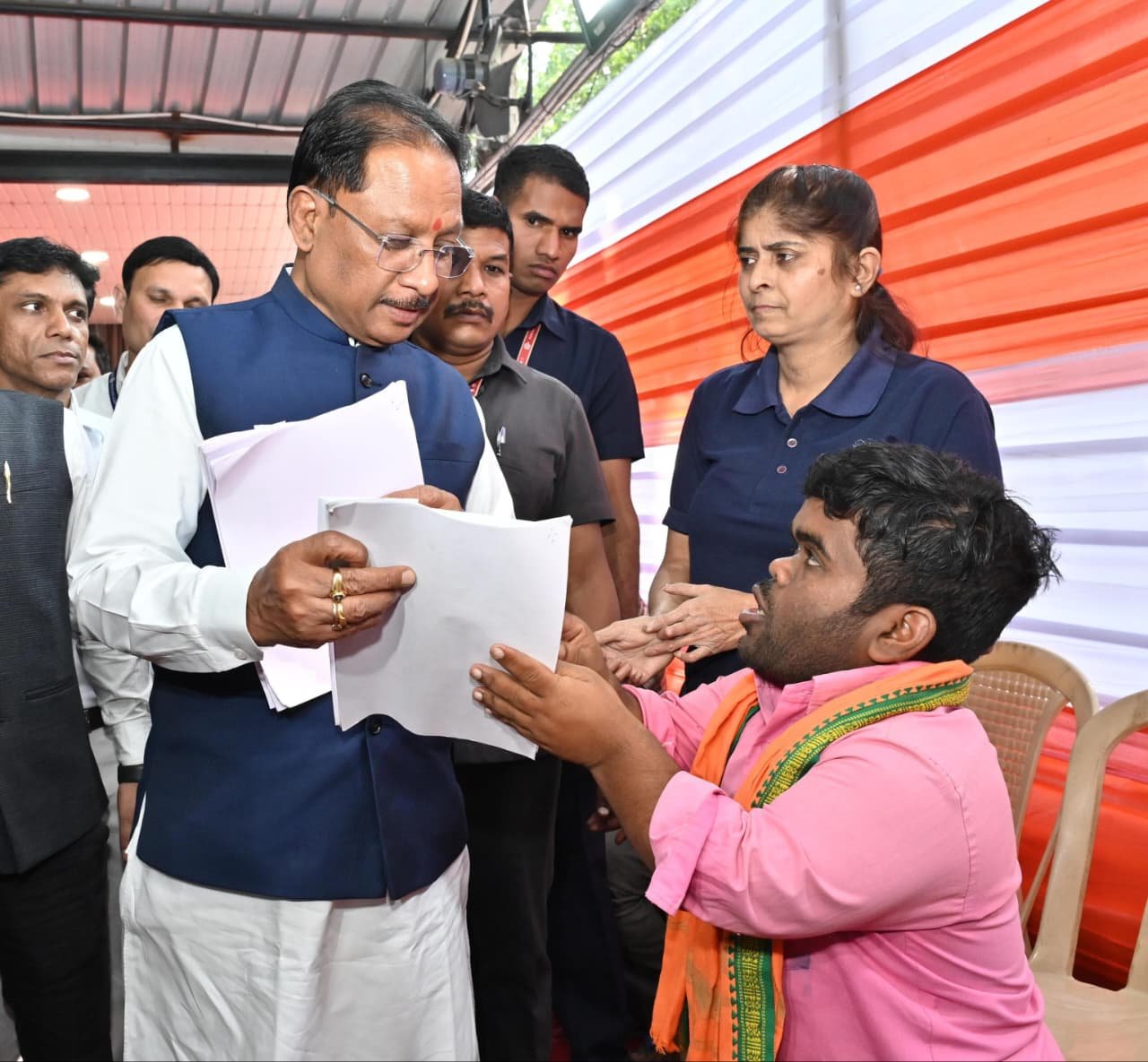 जनदर्शन : मुख्यमंत्री विष्णु देव साय ने आमजन की समस्याएँ सुनीं, मौके पर दिए त्वरित समाधान