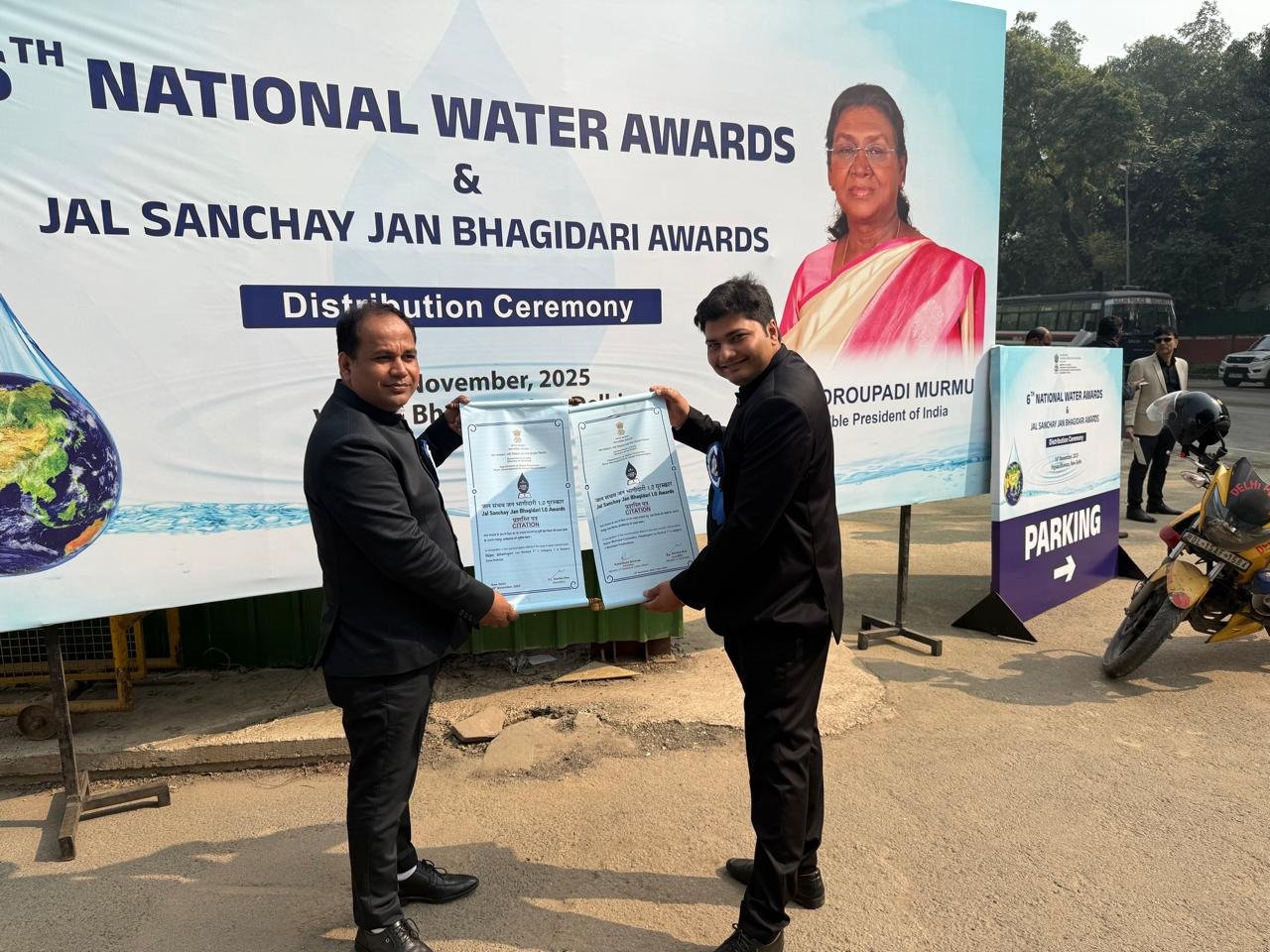 जल संरक्षण में मिसाल बना रायपुर जिला, राष्ट्रपति मुर्मु ने विज्ञान भवन में किया सम्मानित 3 1763472551 f122e5ef35cf507c2947