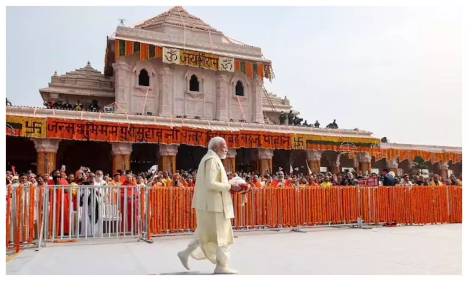 प्रधानमंत्री नरेंद्र मोदी अयोध्या पहुंचे: सप्त ऋषियों के किए दर्शन, 161 फीट ऊँचे शिखर पर पहली बार फहराएंगे धर्मध्वजा — देखें Live वीडियो