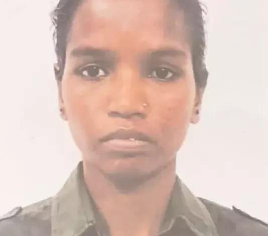 खैरागढ़ में 17 लाख की इनामी महिला नक्सली ने किया आत्मसमर्पण 12 खैरागढ़ में 17 लाख की इनामी महिला नक्सली ने किया आत्मसमर्पण