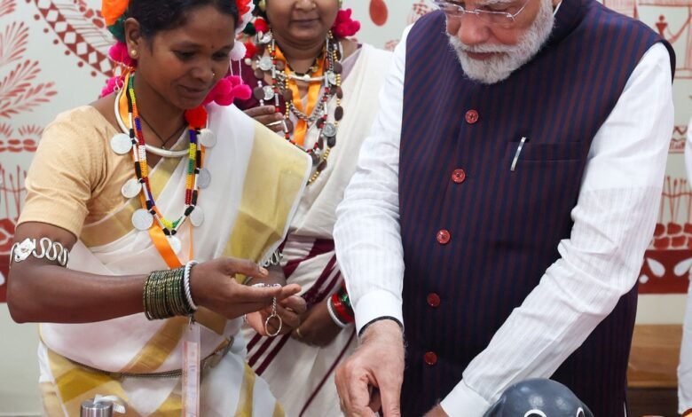 प्रधानमंत्री नरेंद्र मोदी ने राज्योत्सव स्थल पर विभिन्न विभागों द्वारा आयोजित प्रदर्शनी का किया शुभारंभ 9 IMG 20251101 WA0067
