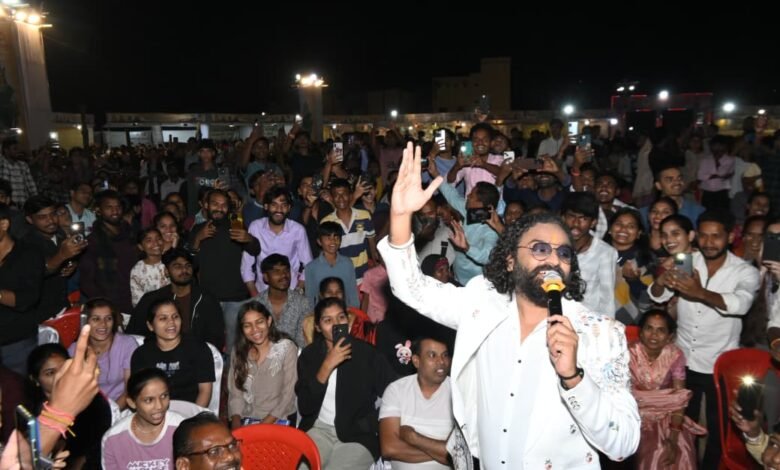 राज्योत्सव रजत जयंती के दूसरे दिन छाया छत्तीसगढ़ी गीत-संगीत का जादू, प्रसिद्ध गायक अनुराग शर्मा ने मधुर अवाज से मोहा दर्शकों का मन 9 राज्योत्सव रजत जयंती के दूसरे दिन छाया छत्तीसगढ़ी गीत-संगीत का जादू, प्रसिद्ध गायक अनुराग शर्मा ने मधुर अवाज से मोहा दर्शकों का मन