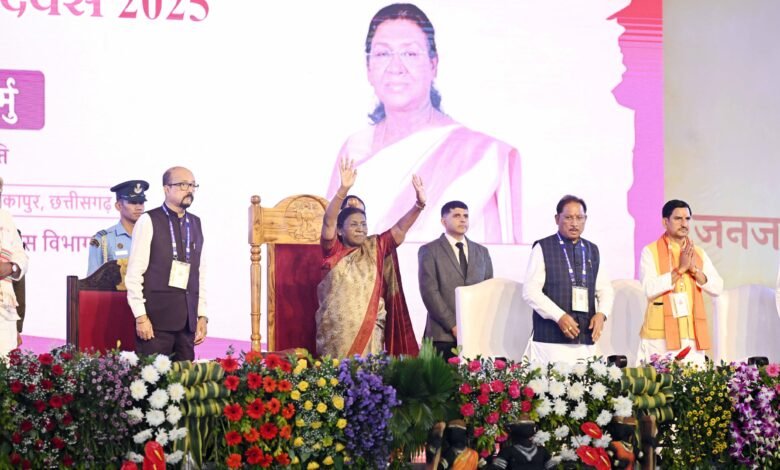 राष्ट्रपति द्रौपदी मुर्मु ने अंबिकापुर में ‘जनजातीय गौरव दिवस’ समारोह में की शिरकत, जनजातीय नायकों के परिजनों को किया सम्मान