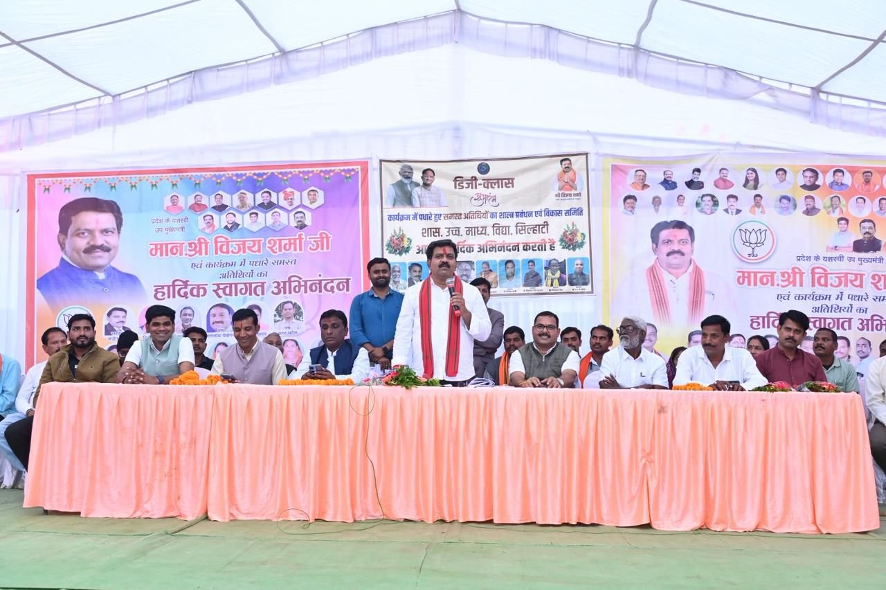 उपमुख्यमंत्री ने सहसपुर लोहारा विकासखंड के 9 शासकीय स्कूलों में एक साथ स्मार्ट क्लास की शुरुआत की; मुख्य सड़क से स्कूल तक पहुंचने के लिए सीसी रोड निर्माण की घोषणा की