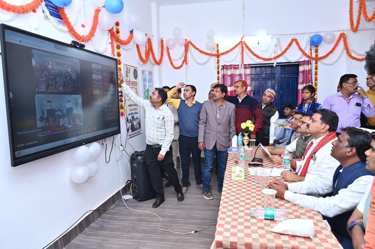 उपमुख्यमंत्री ने सहसपुर लोहारा विकासखंड के 9 शासकीय स्कूलों में एक साथ स्मार्ट क्लास की शुरुआत की; मुख्य सड़क से स्कूल तक पहुंचने के लिए सीसी रोड निर्माण की घोषणा की