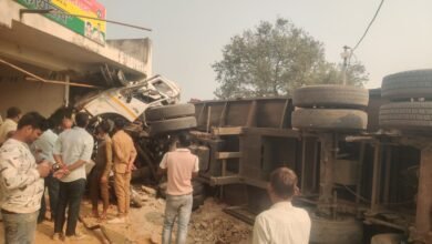 कवर्धा में बड़ा सड़क हादसा: तेज रफ्तार ट्रक घर में घुसा, चालक गंभीर रूप से घायल