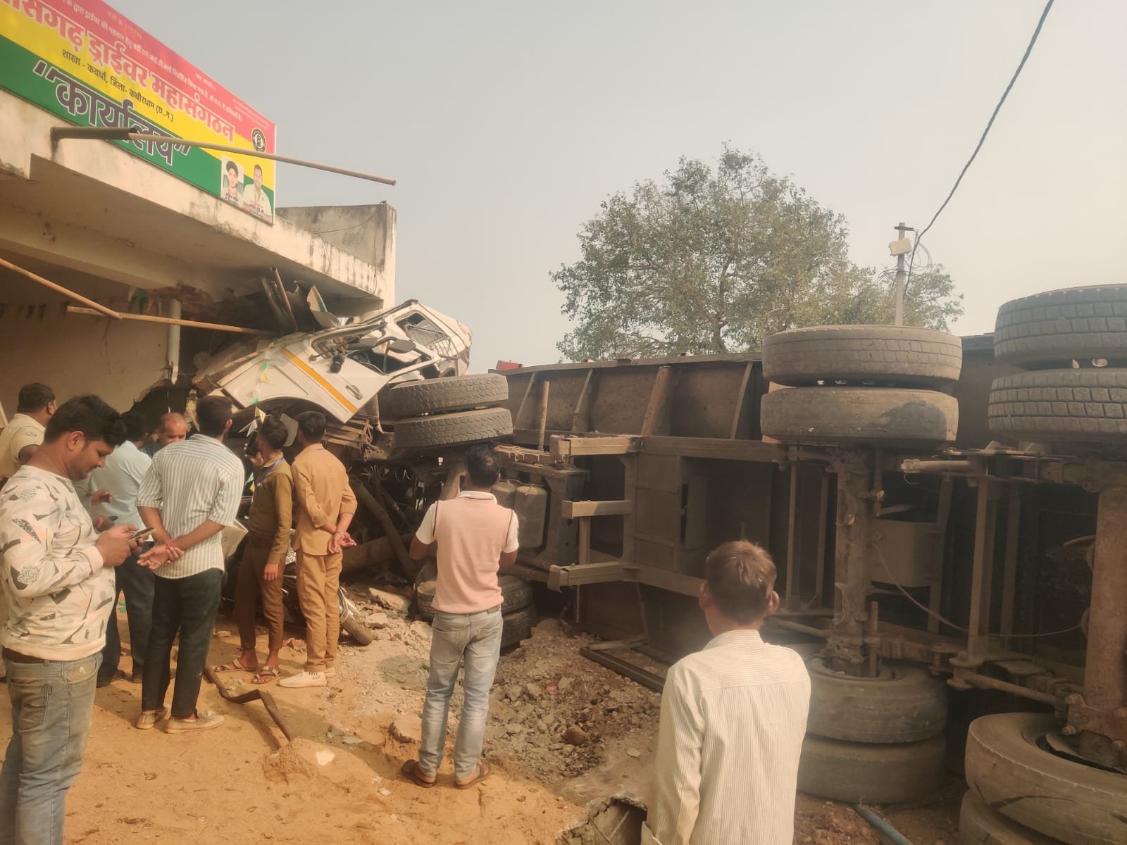 कवर्धा में बड़ा सड़क हादसा: तेज रफ्तार ट्रक घर में घुसा, चालक गंभीर रूप से घायल