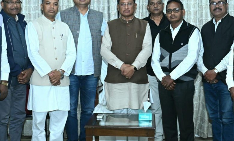 मुख्यमंत्री विष्णु देव साय से हल्बा-हल्बी समाज के प्रतिनिधिमण्डल ने की सौजन्य मुलाकात; शक्ति दिवस एवं अमर क्रांतिकारी शहीद गेंद सिंह जी के 201वीं शहादत दिवस समारोह के लिए दिया आमंत्रण