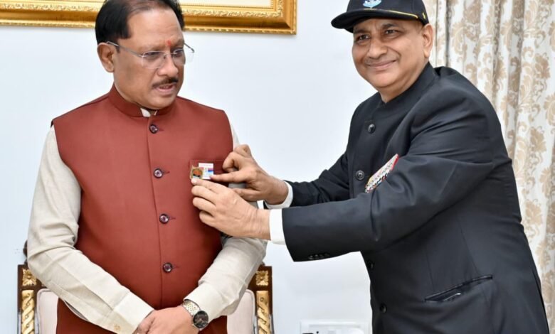 सशस्त्र सेना झंडा दिवस पर मुख्यमंत्री विष्णु देव साय ने सैनिकों एवं शहीद परिवारों के कल्याण हेतु किया अंशदान