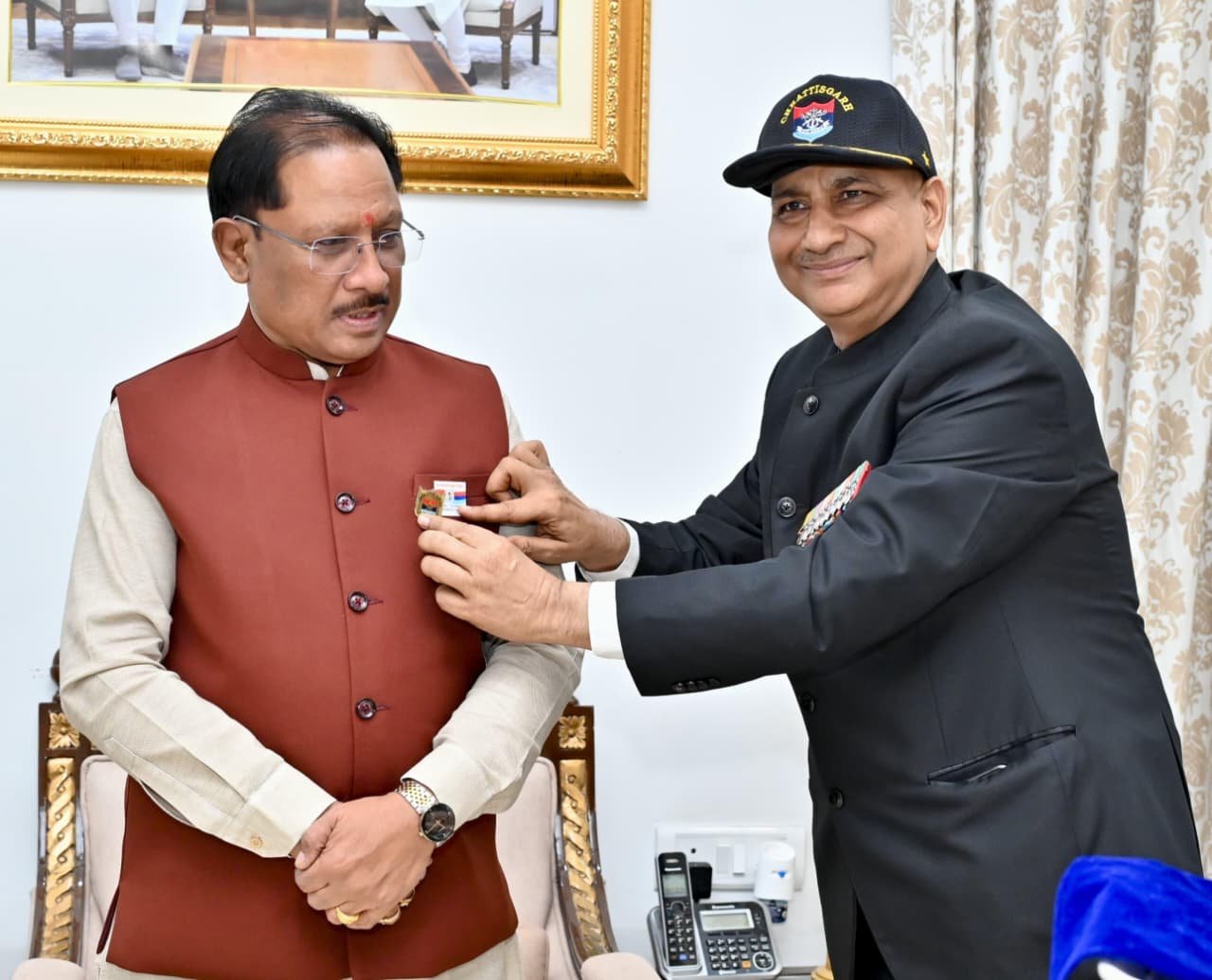 सशस्त्र सेना झंडा दिवस पर मुख्यमंत्री विष्णु देव साय ने सैनिकों एवं शहीद परिवारों के कल्याण हेतु किया अंशदान 1 सशस्त्र सेना झंडा दिवस पर मुख्यमंत्री विष्णु देव साय ने सैनिकों एवं शहीद परिवारों के कल्याण हेतु किया अंशदान