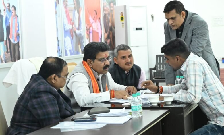 आरक्षक भर्ती प्रक्रिया : अभ्यर्थियों की समस्याओं पर सीधे उपमुख्यमंत्री विजय शर्मा ने किया संवाद; अभ्यर्थियों की समस्याओं का किया समाधान