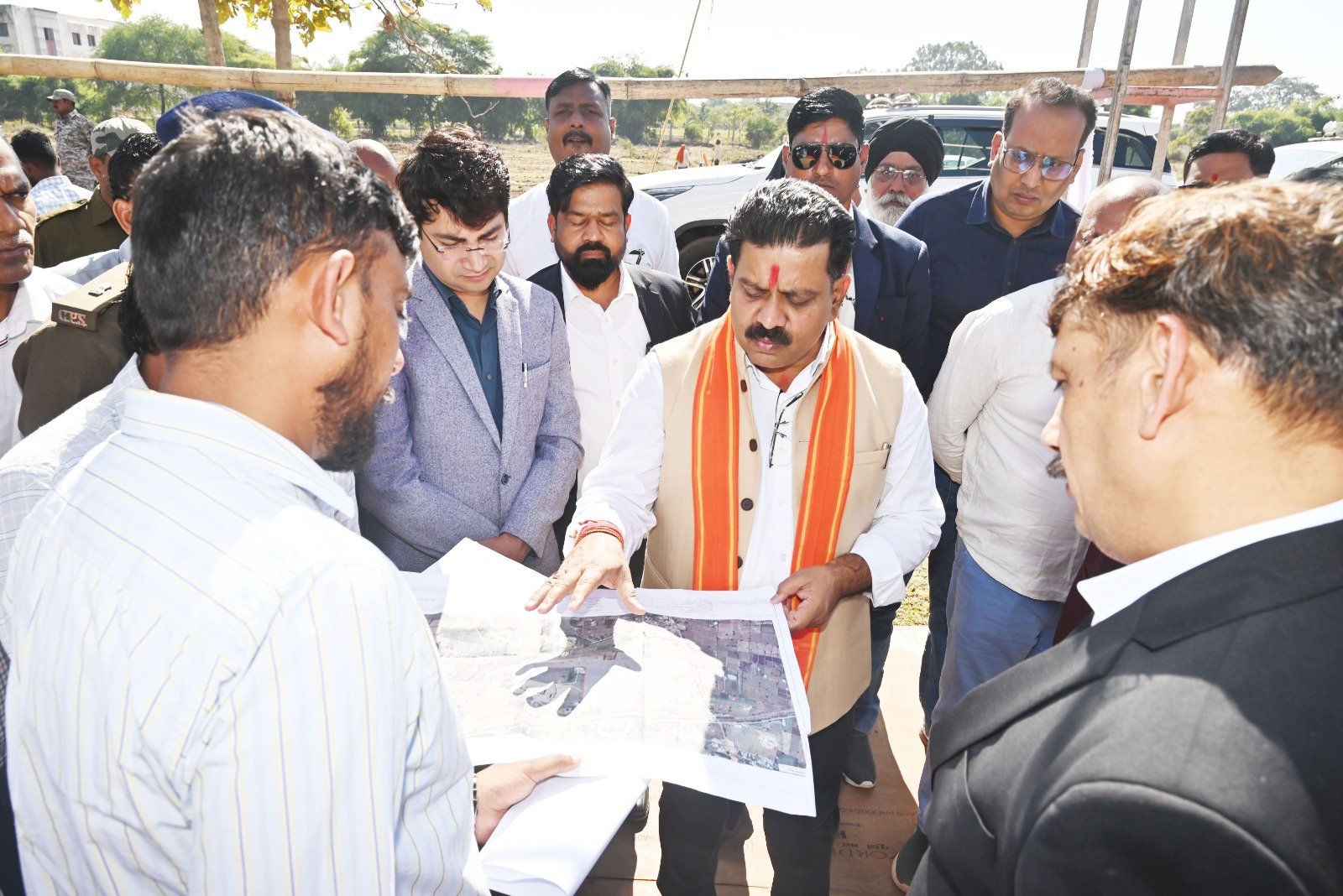 उपमुख्यमंत्री विजय शर्मा ने की मेडिकल कॉलेज भूमिपूजन कार्यक्रम के तैयारियों की समीक्षा, अधिकारियों को दिए दिशा निर्देश 1 IMG 20251208 WA0025