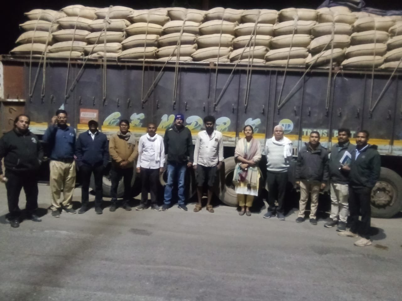 चिल्पी चेकपोस्ट पर पकड़ी गई अवैध धान की खेप, ट्रक से 336 क्विंटल धान जप्त 1 IMG 20251211 WA0010