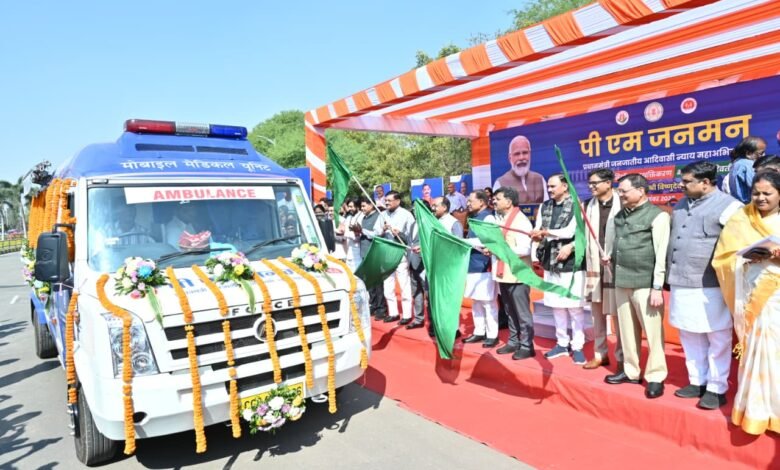 दूरस्थ आदिवासी अंचलों को स्वास्थ्य की नई राह — मुख्यमंत्री साय ने 57 मोबाइल मेडिकल यूनिट वाहनों को दिखाई हरी झंडी 11 IMG 20251231 WA0009