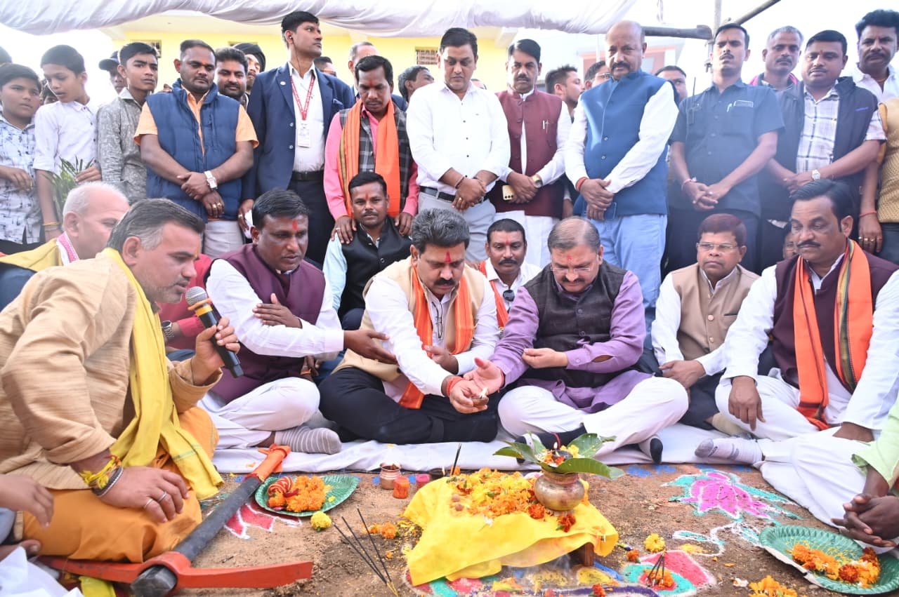 उपमुख्यमंत्री विजय शर्मा ने कवर्धा के गौरव पथ निर्माण कार्य का किया भूमिपूजन, 10.73 करोड़ की लागत से बनेगा राजनांदगांव बायपास से नवीन बाजार तक 1 उपमुख्यमंत्री विजय शर्मा ने कवर्धा के गौरव पथ निर्माण कार्य का किया भूमिपूजन, 10.73 करोड़ की लागत से बनेगा राजनांदगांव बायपास से नवीन बाजार तक
