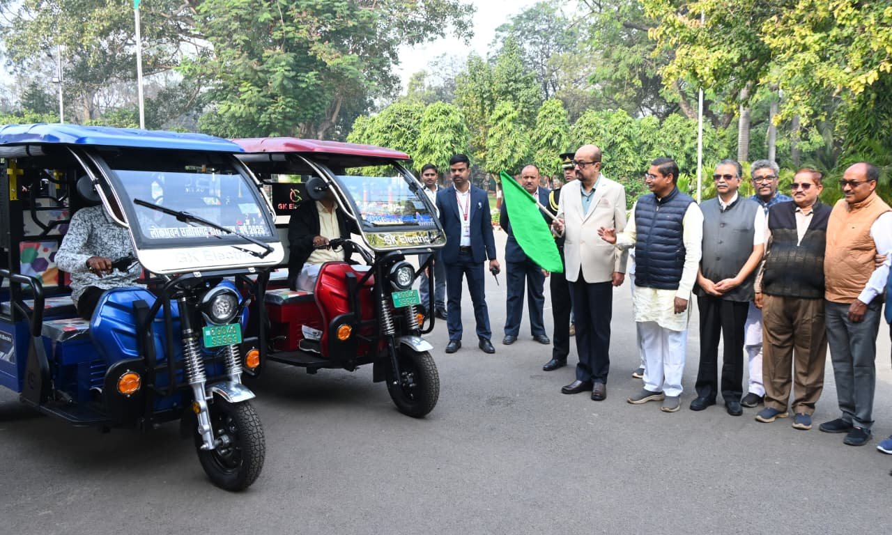 राज्यपाल श्री डेका ने सरस्वती शिक्षा संस्थान को प्रदान किए चार ई- रिक्शे 1 1767336185 c834e92080a7edcf5120