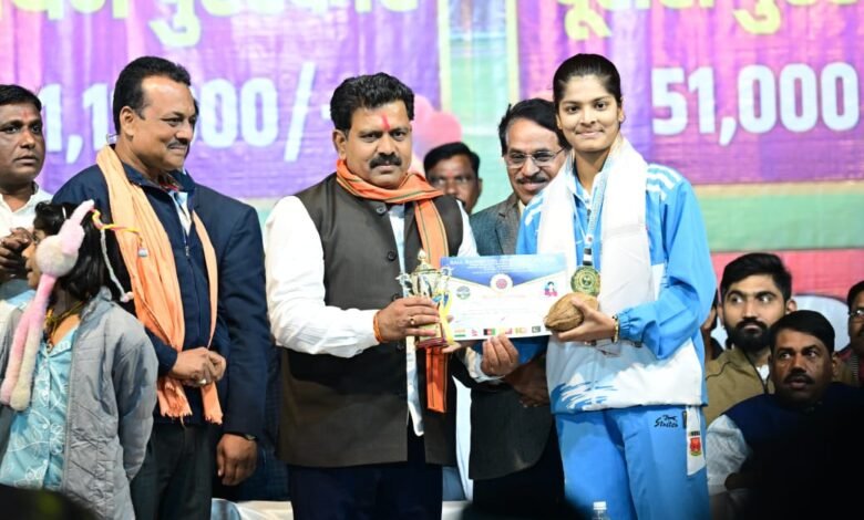उपमुख्यमंत्री विजय शर्मा ने साउथ एशियन बॉल बैडमिंटन चैंपियनशिप में स्वर्ण पदक जीतने वाली कवर्धा की बेटी रिया तिवारी का किया सम्मान