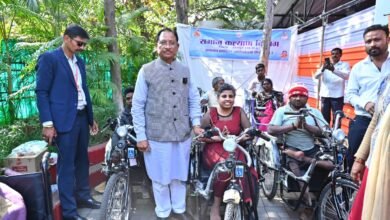 मुख्यमंत्री जनदर्शन में दिव्यांगजनों को मिली राहत, मुख्यमंत्री ने बैटरी चालित ट्राइसिकल किया प्रदान