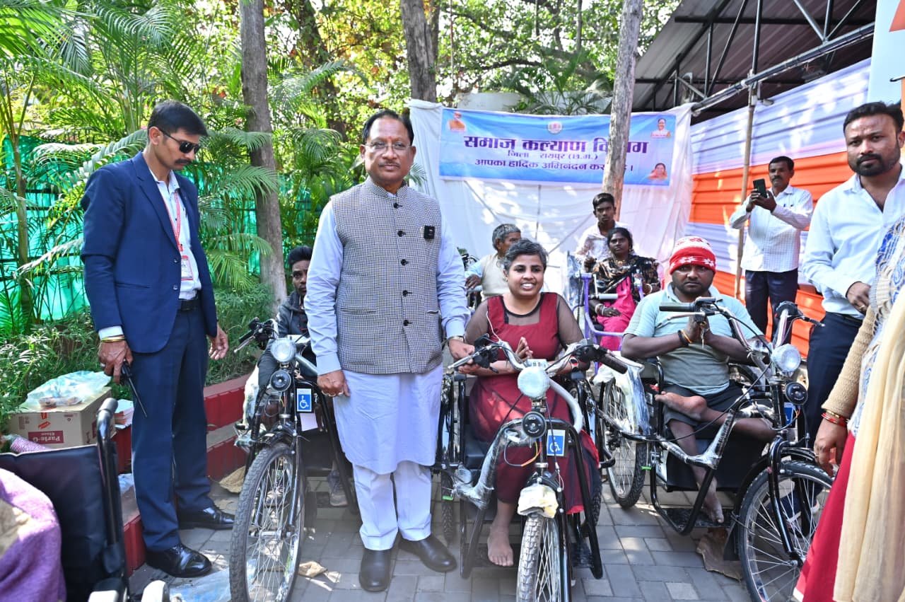 मुख्यमंत्री जनदर्शन में दिव्यांगजनों को मिली राहत, मुख्यमंत्री ने बैटरी चालित ट्राइसिकल किया प्रदान